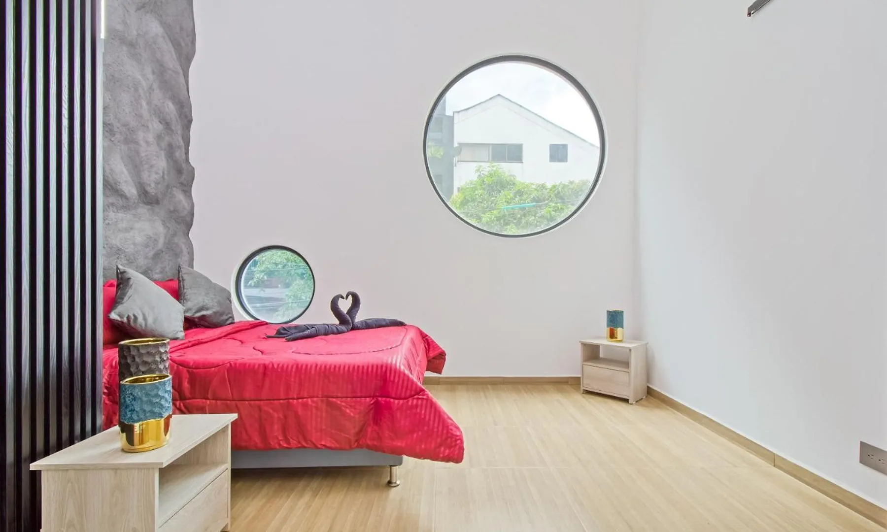Massive Jacuzzi - 6 Bedroom With Private Bathroom - 1 Block From Lleras P11 Медельин