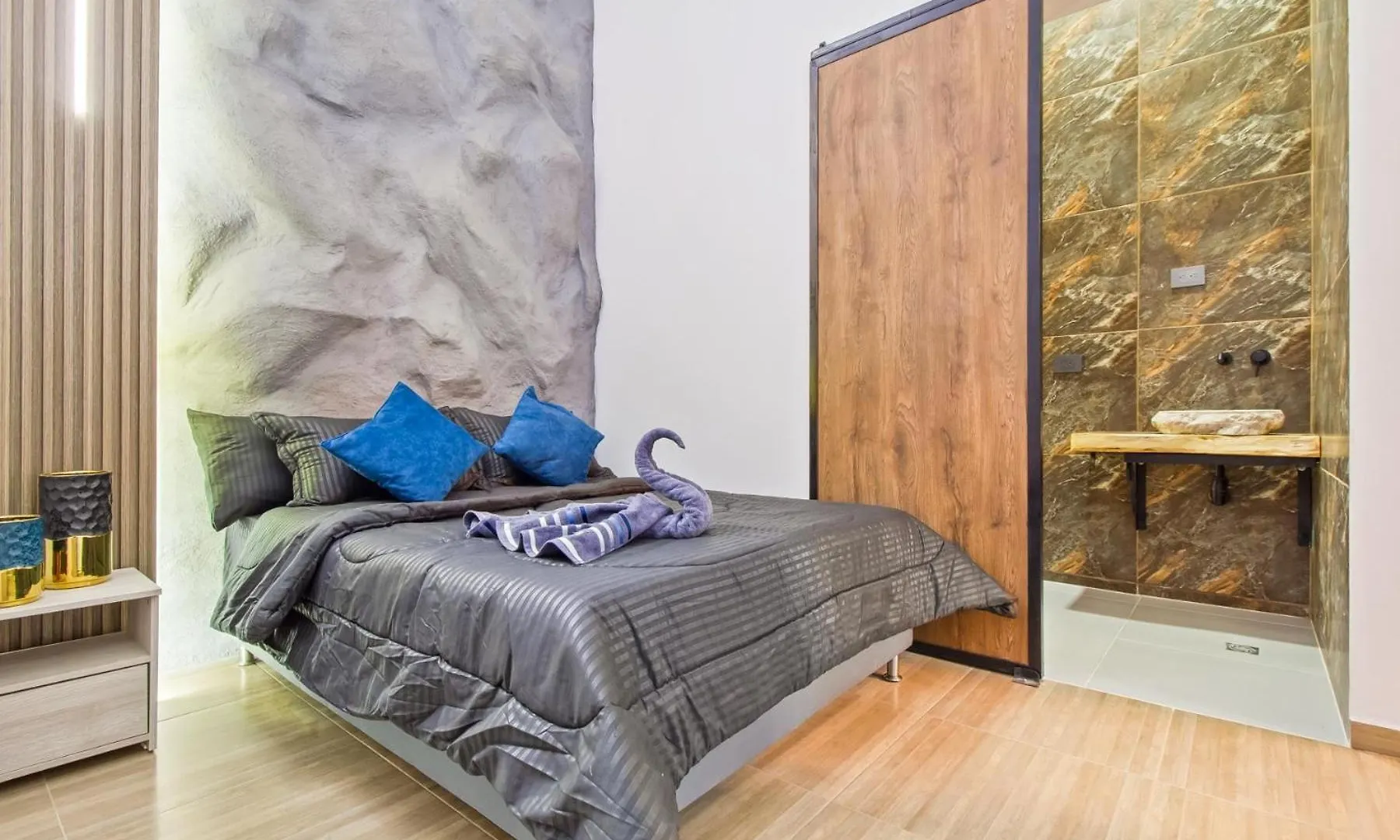 Апартаменты Massive Jacuzzi - 6 Bedroom With Private Bathroom - 1 Block From Lleras P11 Медельин