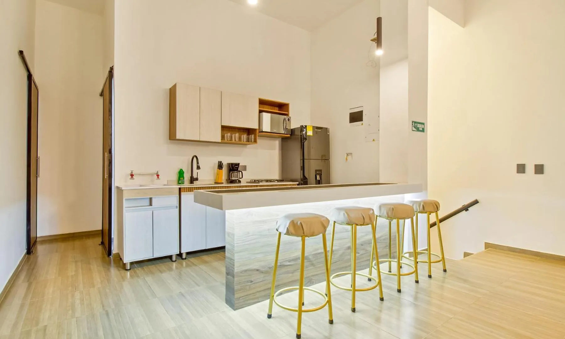 Massive Jacuzzi - 6 Bedroom With Private Bathroom - 1 Block From Lleras P11 Медельин Апартаменты