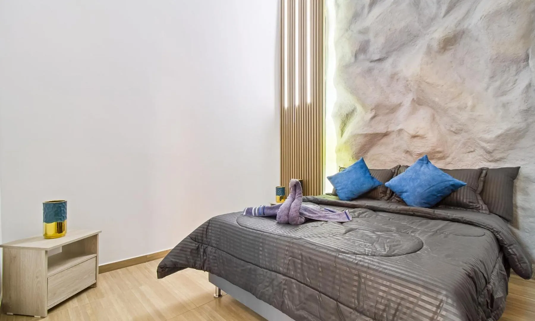Апартаменты Massive Jacuzzi - 6 Bedroom With Private Bathroom - 1 Block From Lleras P11 Медельин