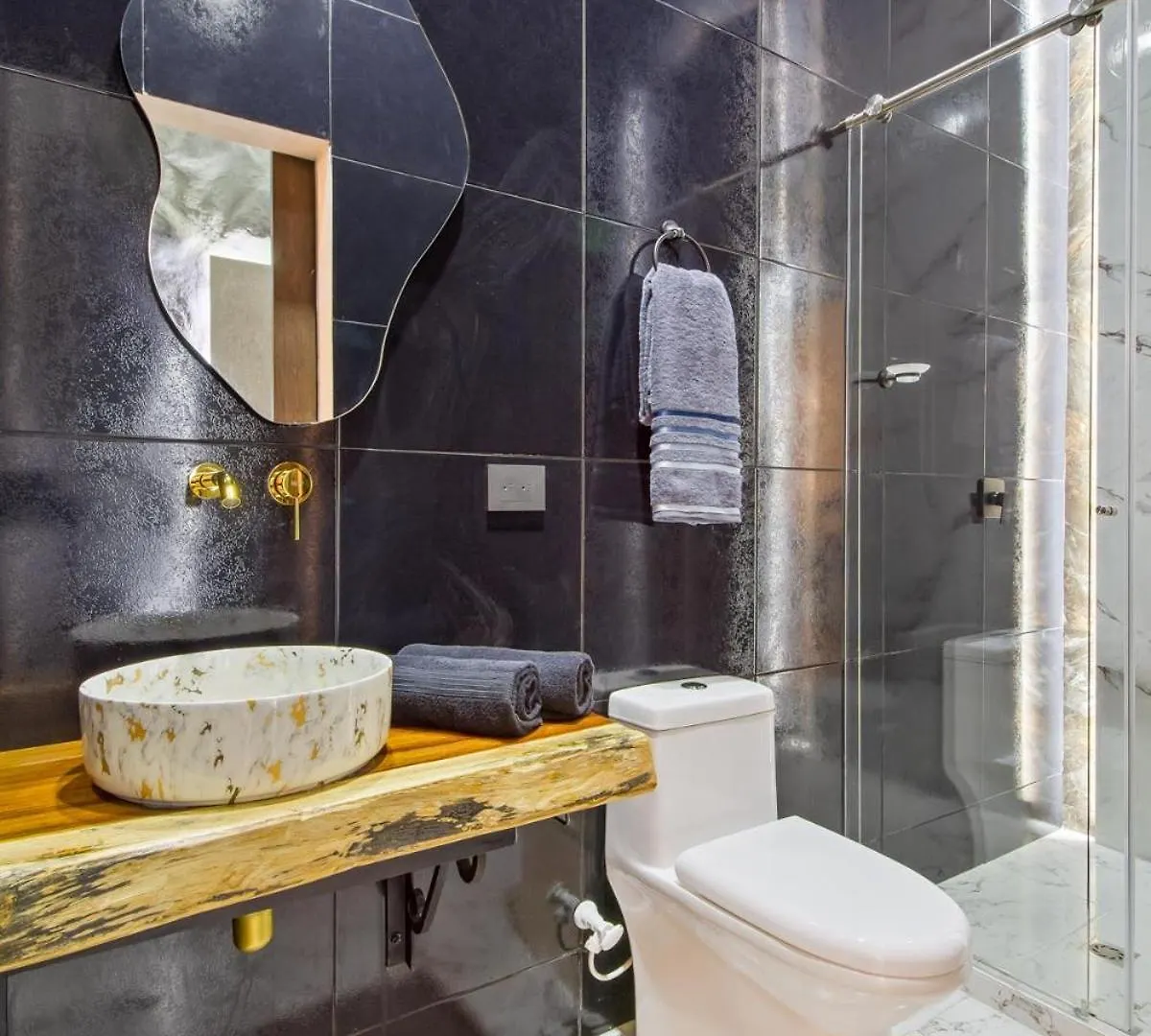 Апартаменты Massive Jacuzzi - 6 Bedroom With Private Bathroom - 1 Block From Lleras P11 Медельин