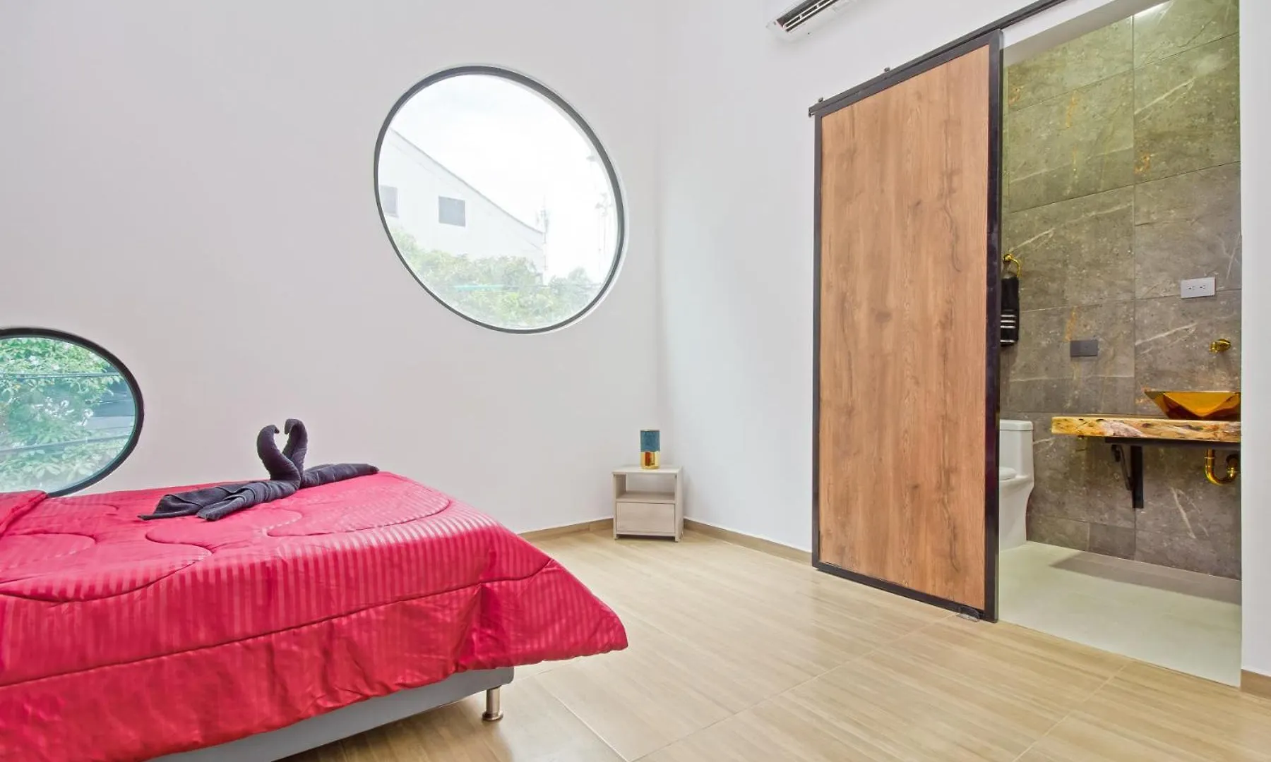 Massive Jacuzzi - 6 Bedroom With Private Bathroom - 1 Block From Lleras P11 Медельин