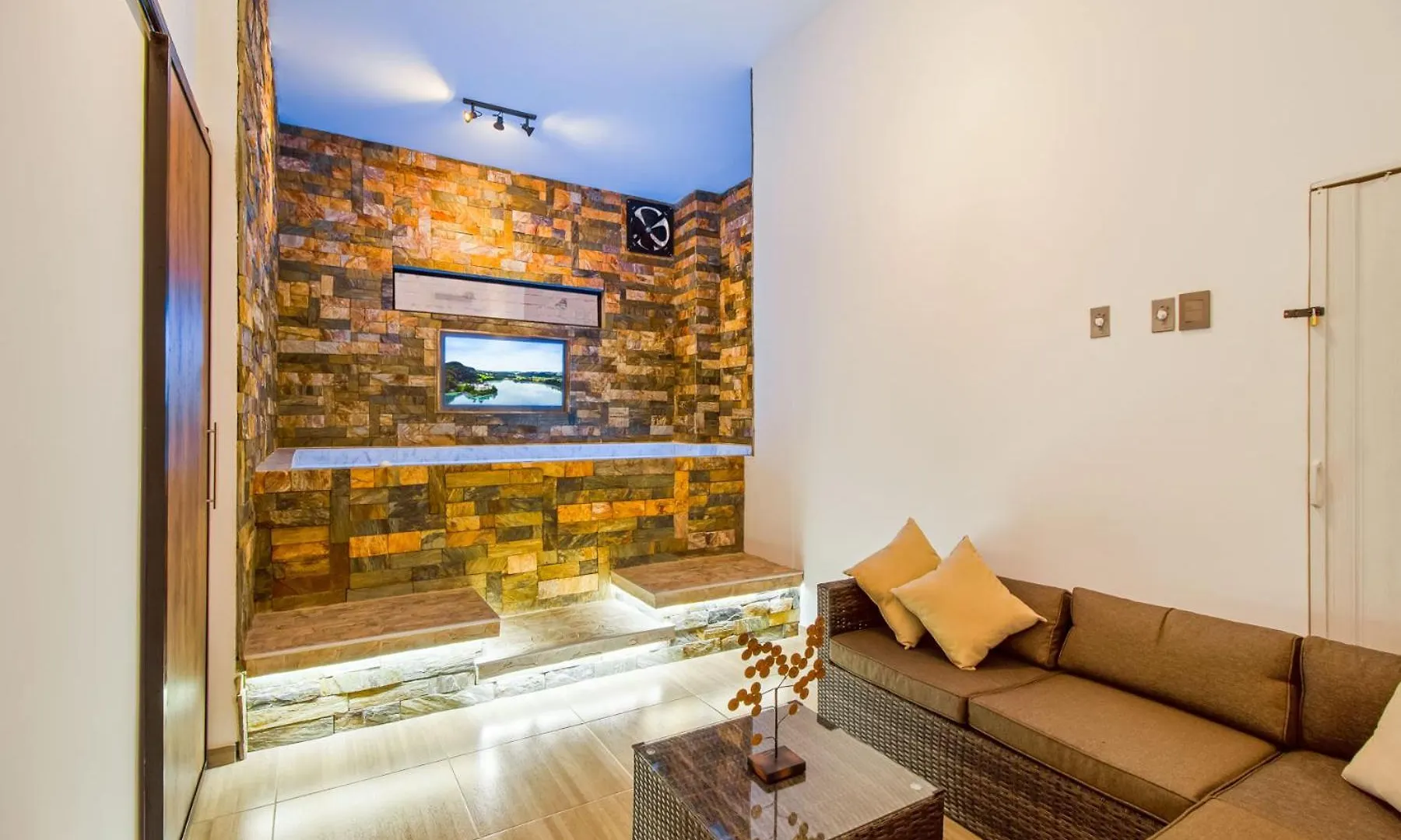 Massive Jacuzzi - 6 Bedroom With Private Bathroom - 1 Block From Lleras P11 Медельин Апартаменты