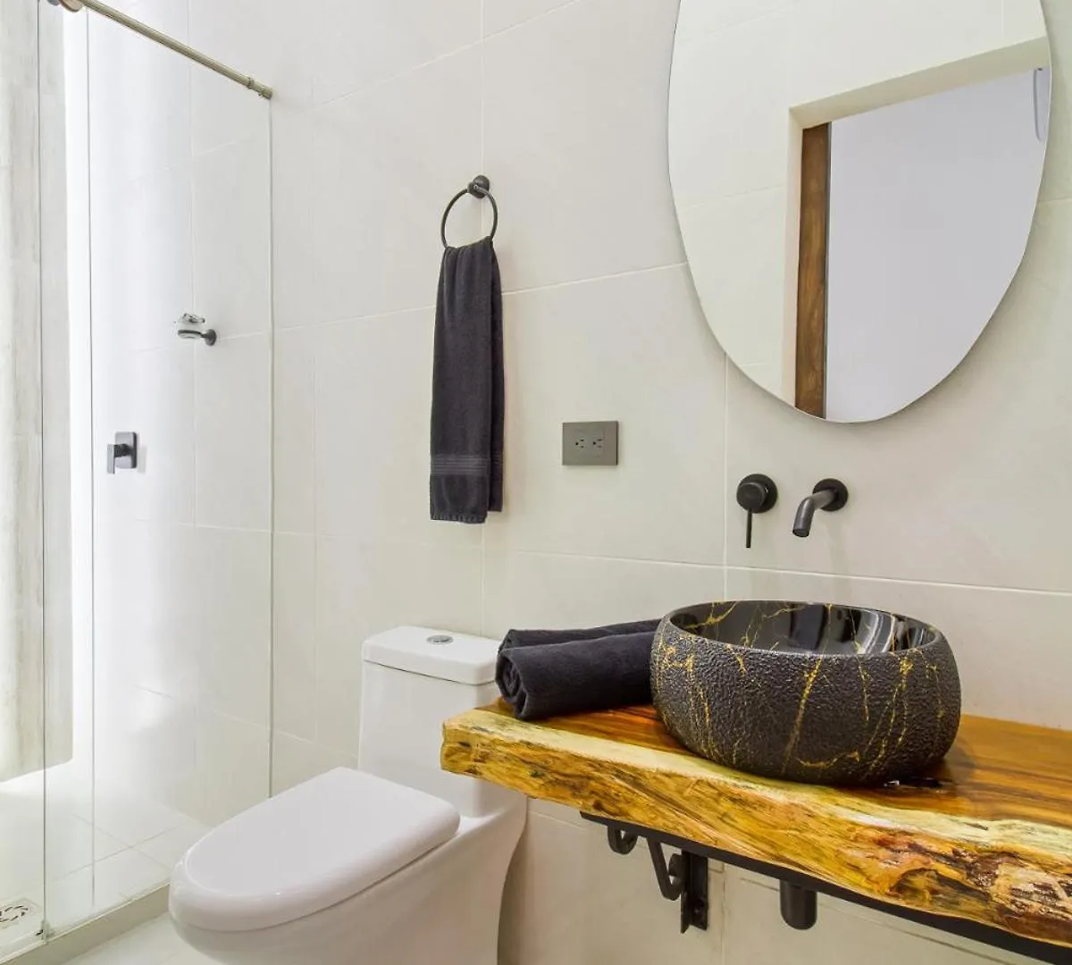 Massive Jacuzzi - 6 Bedroom With Private Bathroom - 1 Block From Lleras P11 Медельин 0*,