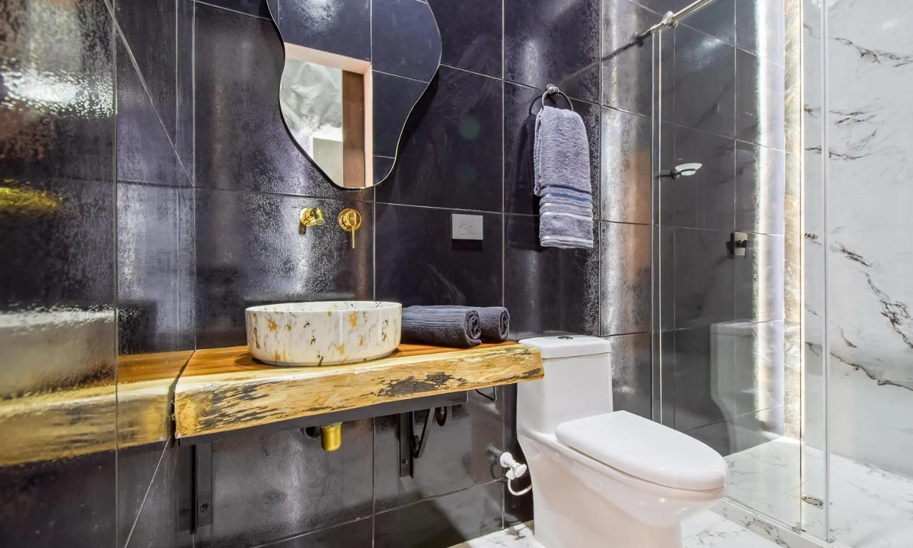 Massive Jacuzzi - 6 Bedroom With Private Bathroom - 1 Block From Lleras P11 Медельин
