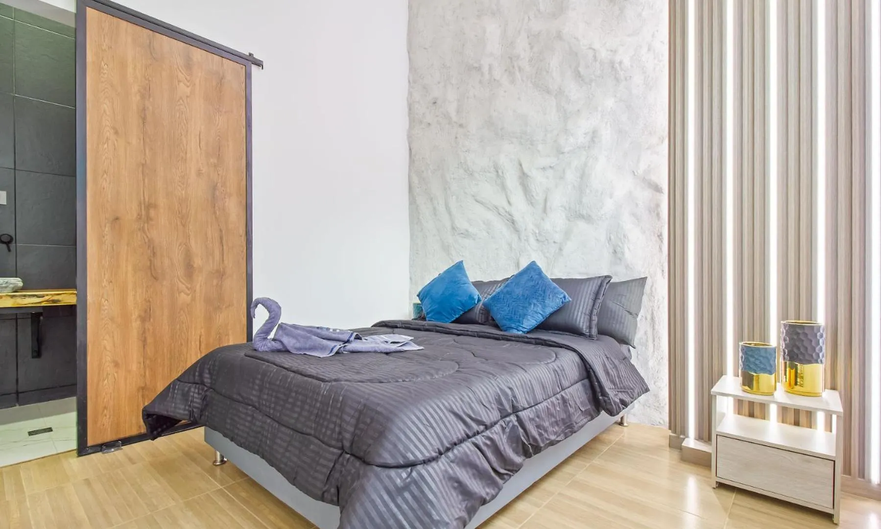 Massive Jacuzzi - 6 Bedroom With Private Bathroom - 1 Block From Lleras P11 Медельин Апартаменты