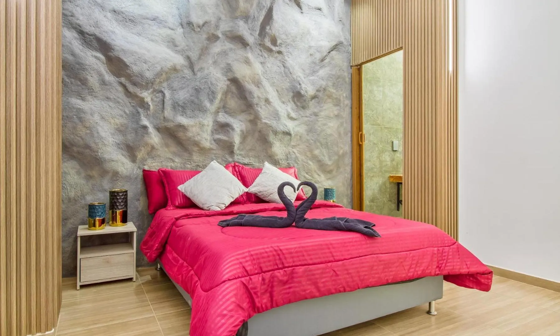 Massive Jacuzzi - 6 Bedroom With Private Bathroom - 1 Block From Lleras P11 Medellin 0*,