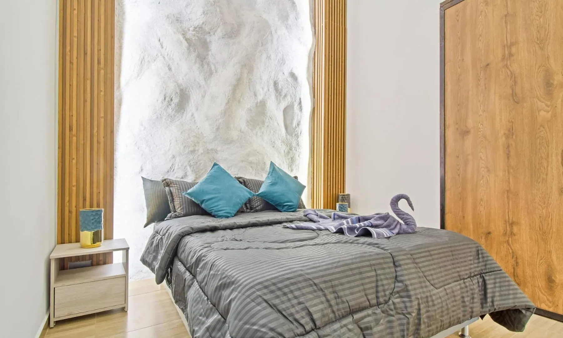 Apartment Massive Jacuzzi - 6 Bedroom With Private Bathroom - 1 Block From Lleras P11 Medellin