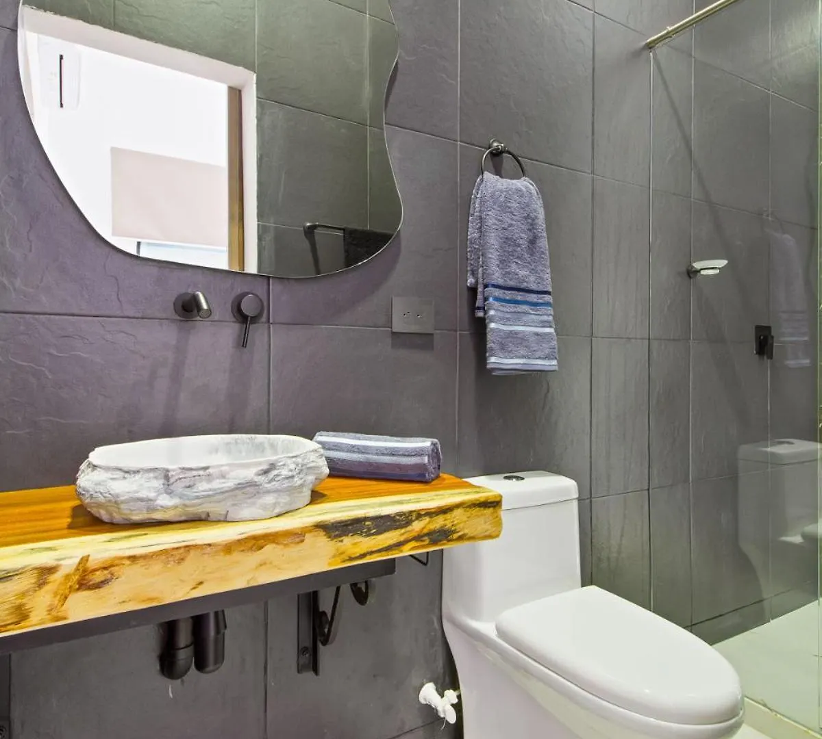 Massive Jacuzzi - 6 Bedroom With Private Bathroom - 1 Block From Lleras P11 Medellin Apartment