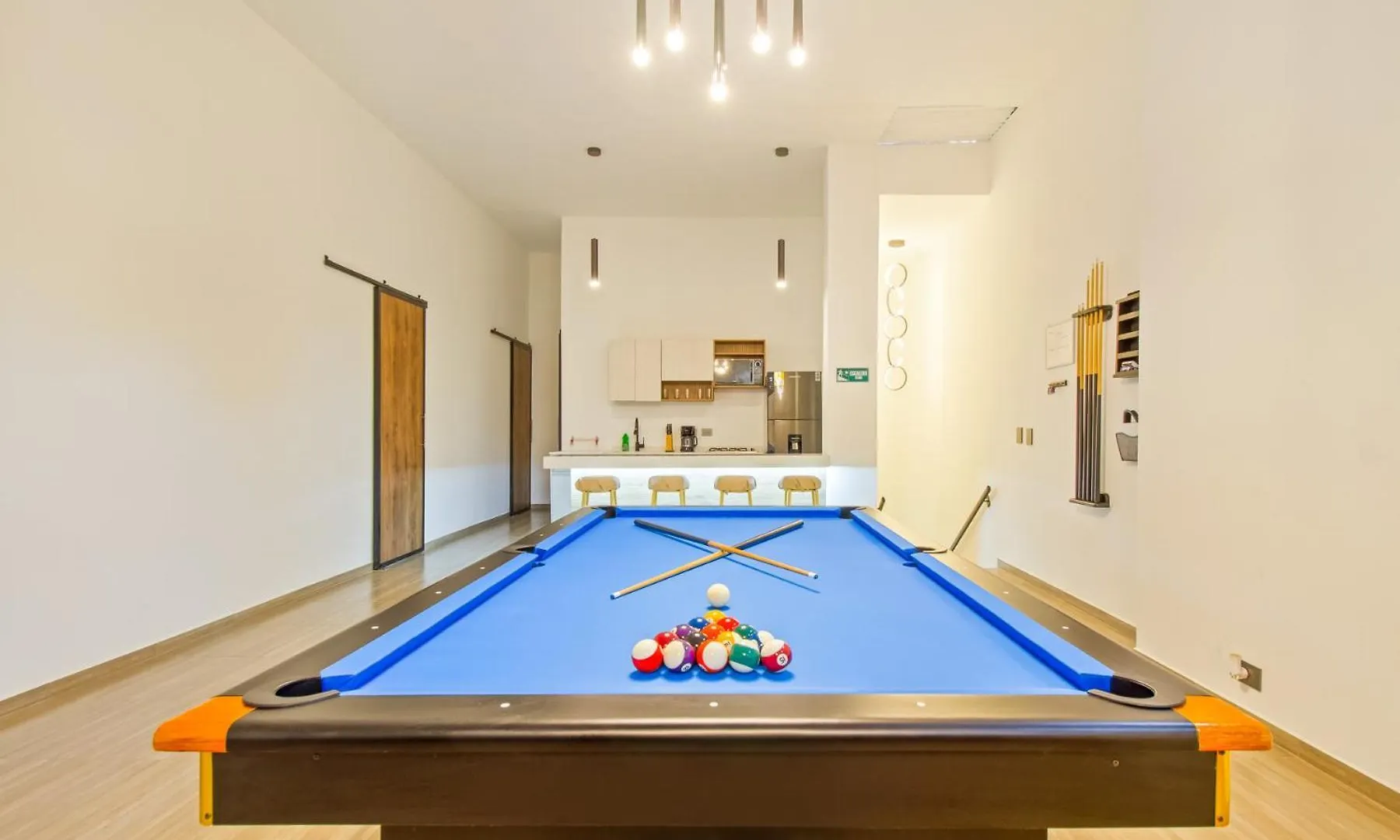 Massive Jacuzzi - 6 Bedroom With Private Bathroom - 1 Block From Lleras P11 Medellin Apartment