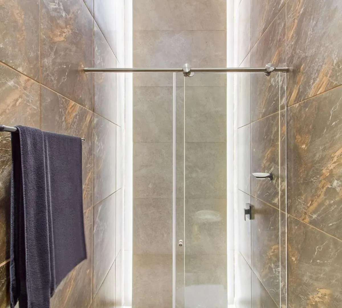 Massive Jacuzzi - 6 Bedroom With Private Bathroom - 1 Block From Lleras P11 Medellin Apartment