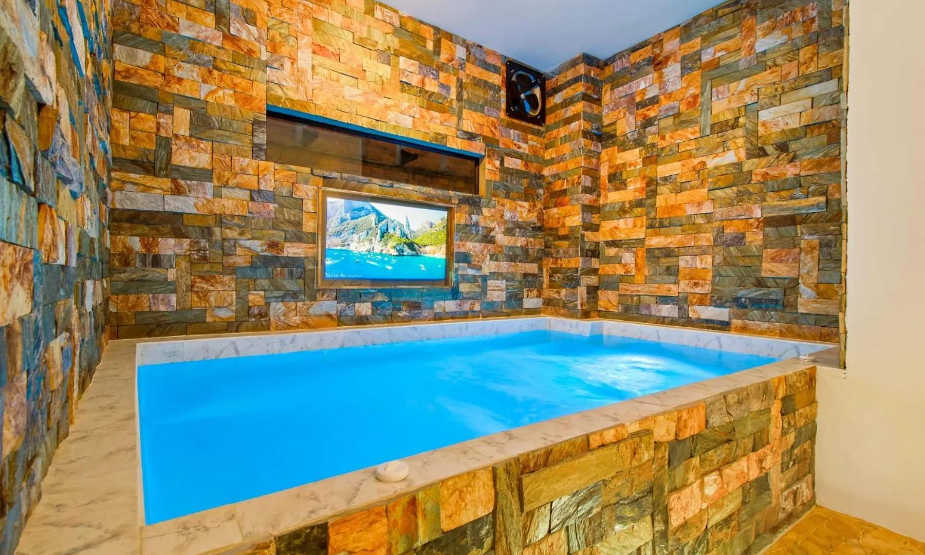 Massive Jacuzzi - 6 Bedroom With Private Bathroom - 1 Block From Lleras P11 Medellin