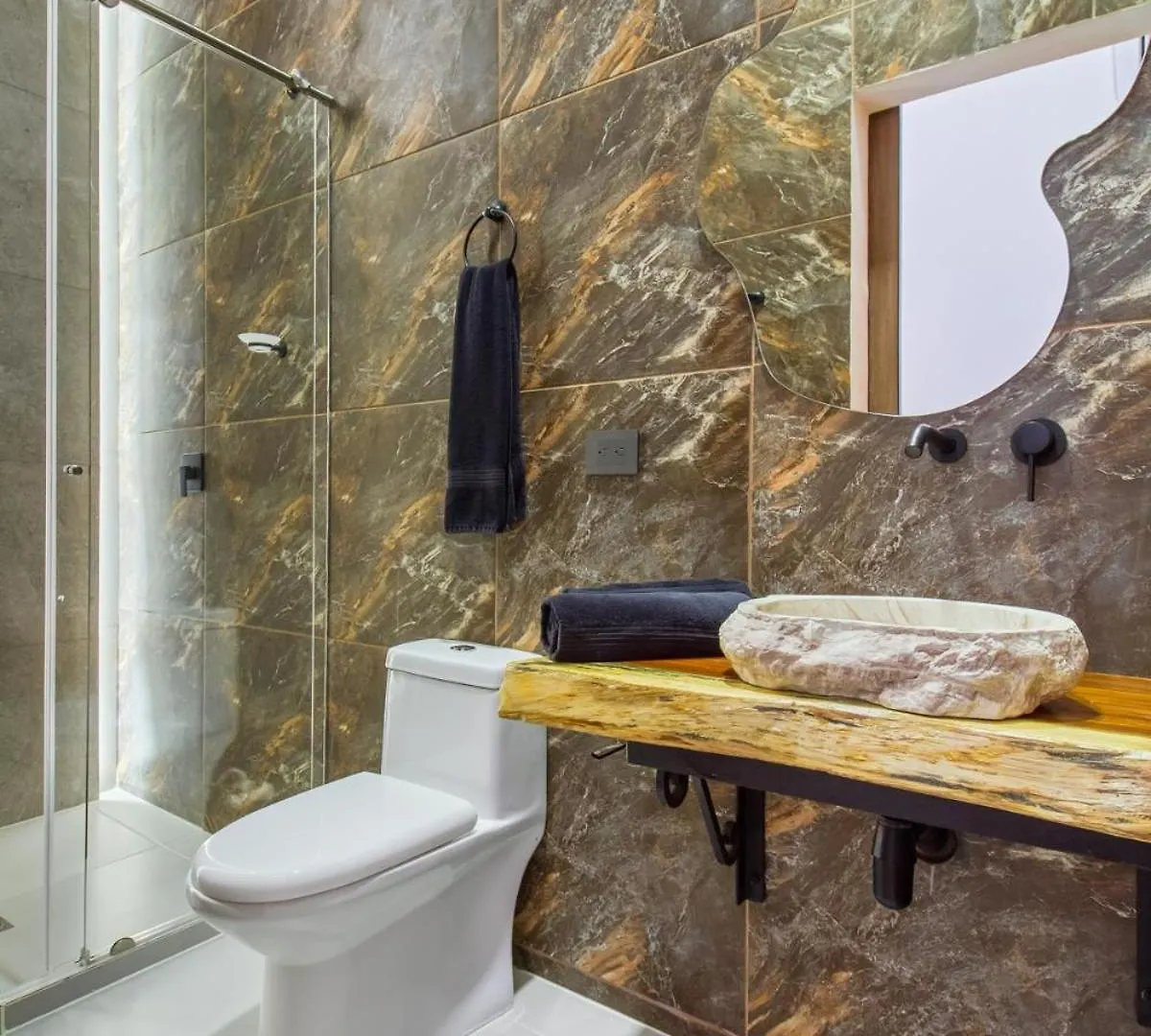 Massive Jacuzzi - 6 Bedroom With Private Bathroom - 1 Block From Lleras P11 Medellin