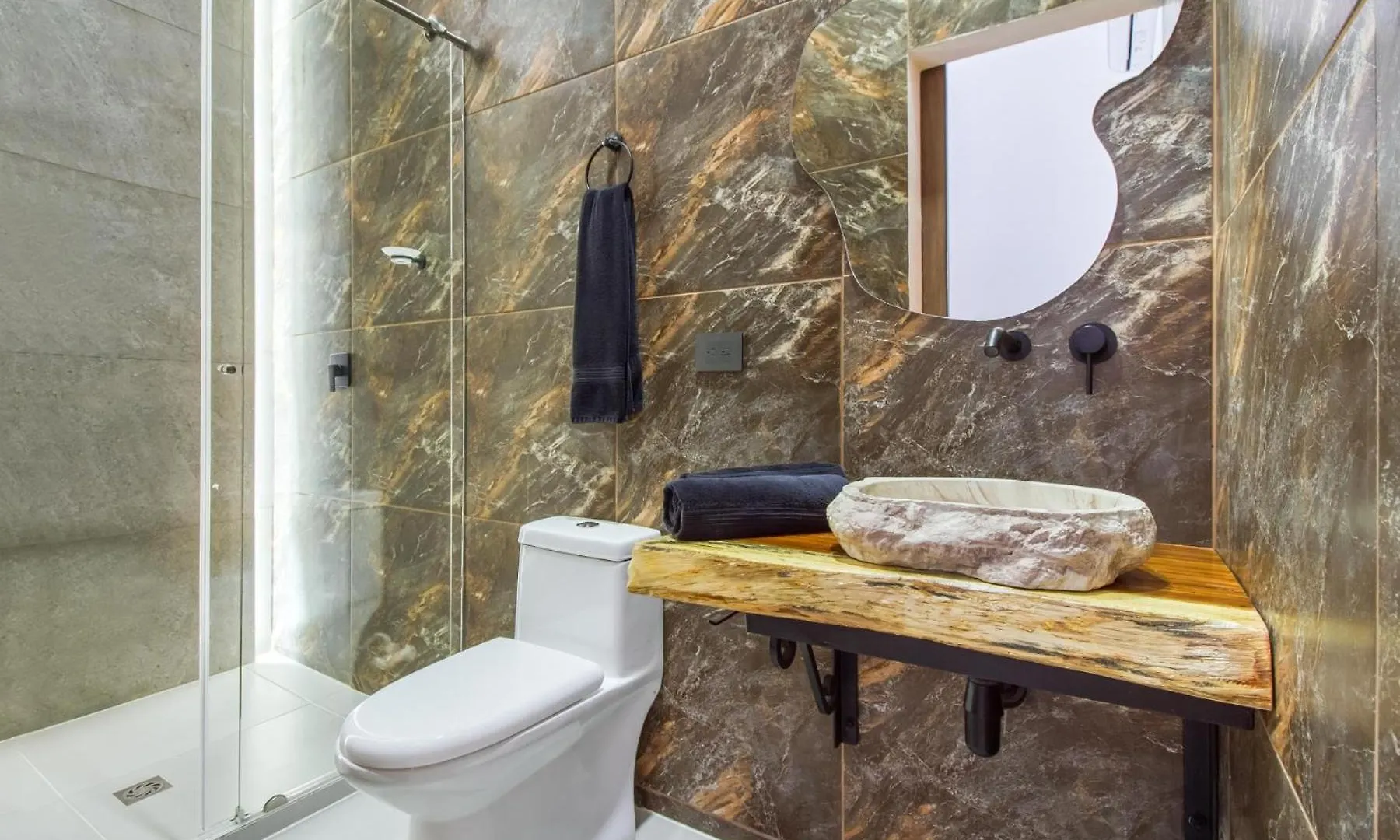 Massive Jacuzzi - 6 Bedroom With Private Bathroom - 1 Block From Lleras P11 Medellin 0*,