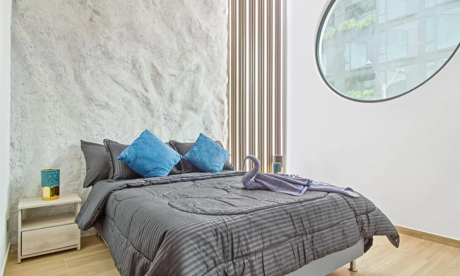 Massive Jacuzzi - 6 Bedroom With Private Bathroom - 1 Block From Lleras P11 Medellin Apartment